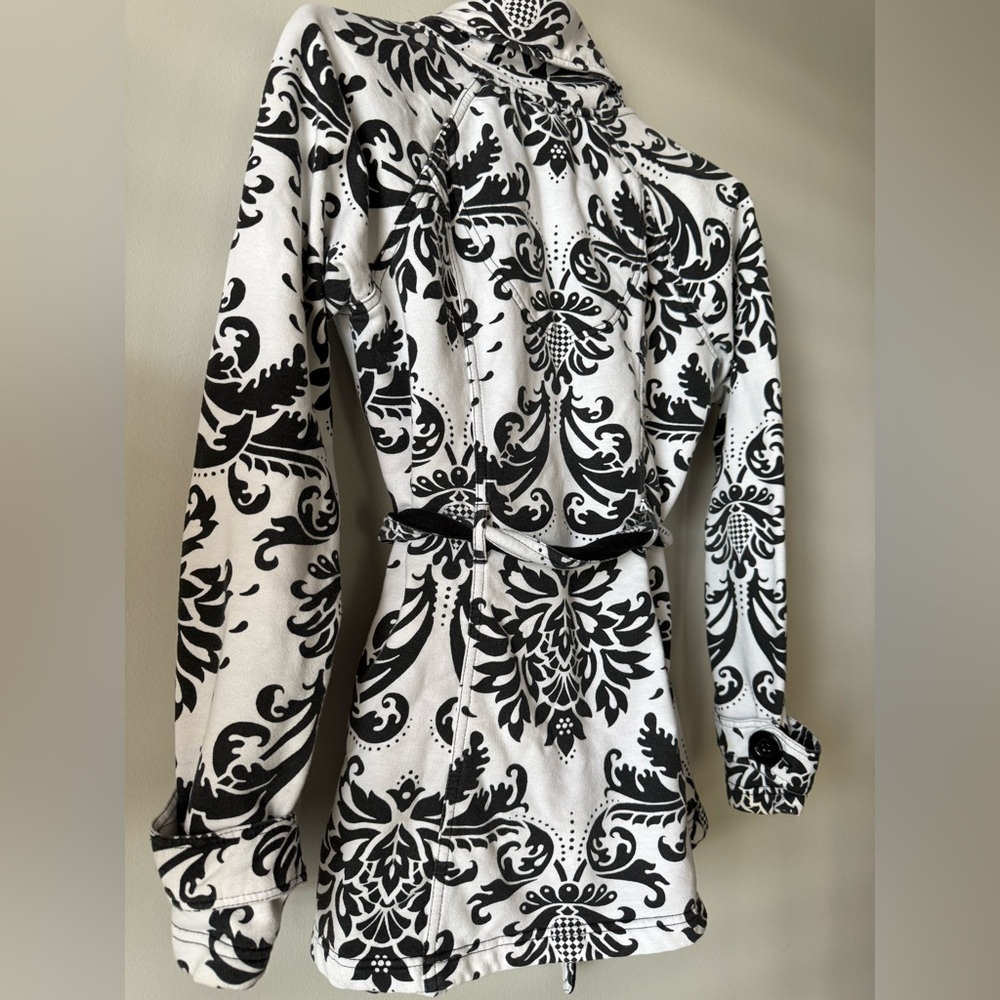 Wet Seal Black and White Damask Patterned Buttoned and belted Jacket EUC Size L